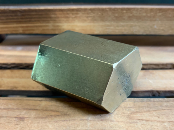真鍮鋳物　六角型ペンスタンド（ペン立て）ペーパーウエイト・文鎮 4枚目の画像