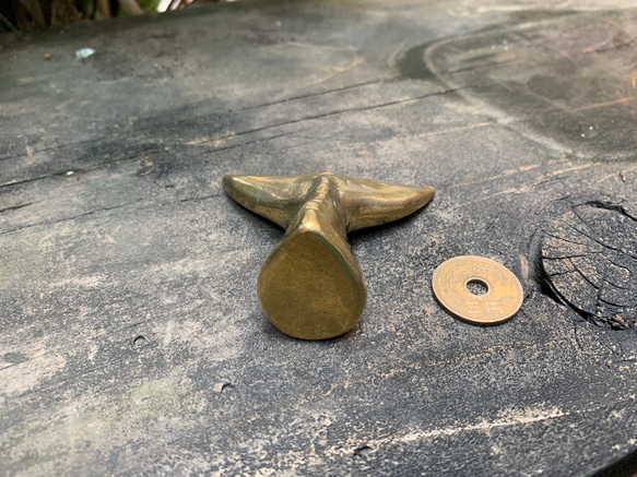 真鍮鋳物 ペーパーウェイト 鯨の尾（大） 5枚目の画像