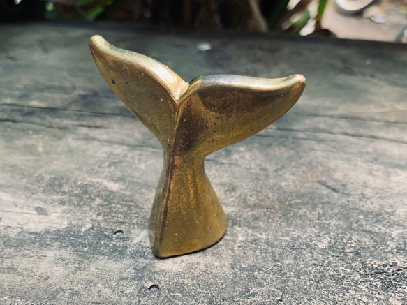 真鍮鋳物 ペーパーウェイト 鯨の尾（小） 2枚目の画像