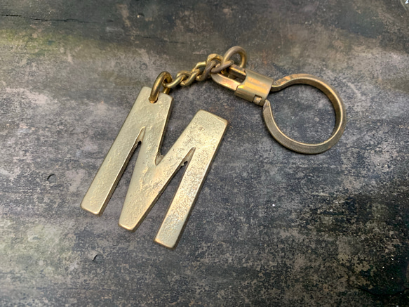 吉田三郎商店オリジナル 真鍮鋳物 アルファベット（イニシャル）型バッグチャーム/キーホルダー M 2枚目の画像