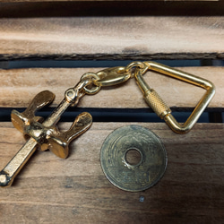 真鍮製　可動式の錨（バルドーアンカー）型バッグチャーム・キーホルダー 2枚目の画像