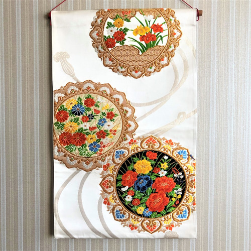 帯の掛け軸☆豪華花☆タペストリー／壁掛け／飾り／帯リメイク