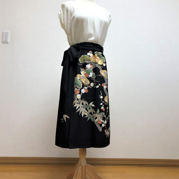 1点物★着物から作ったスカート★松と菊の留袖黒★Mサイズ 2枚目の画像