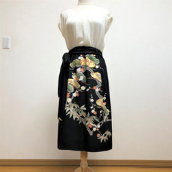 1点物★着物から作ったスカート★松と菊の留袖黒★Mサイズ 1枚目の画像