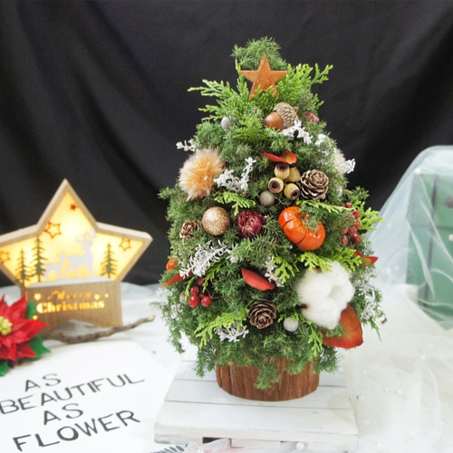 クリスマスツリー　ドライフラワー おはようございます😊 研究科の皆さんの作品🎄のご紹介です。 かわいい