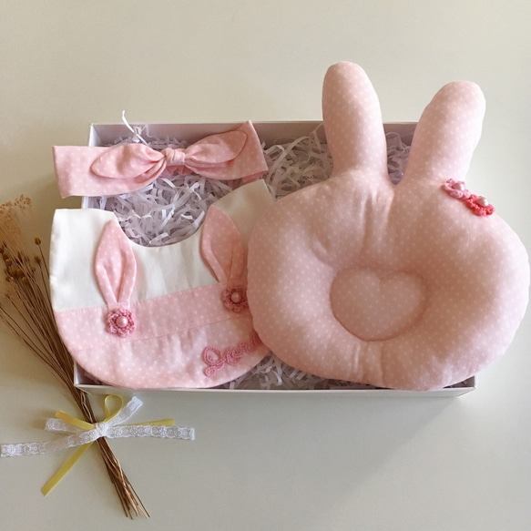 兔子的彌月禮盒/兔子枕頭/圍兜兜(含髮帶) 第1張的照片