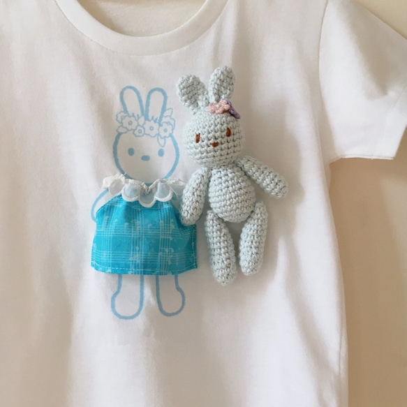 ウサギの半袖Tシャツ（ピンクブルーラビット）を運ぶ 2枚目の画像