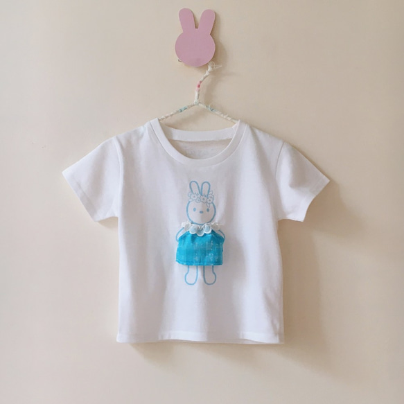 ウサギの半袖Tシャツ（ピンクブルーラビット）を運ぶ 3枚目の画像