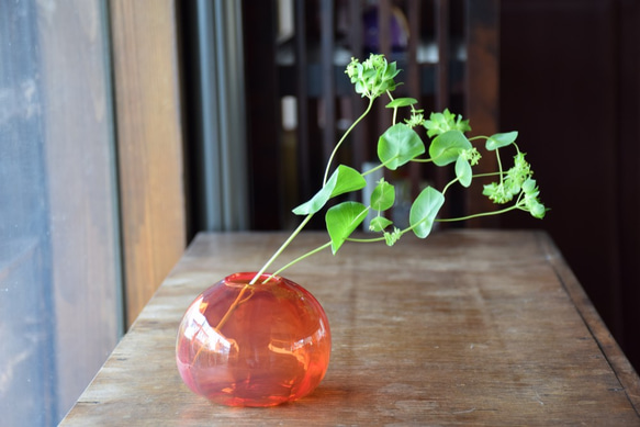 tomatoみたいな赤い花瓶 3枚目の画像