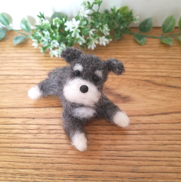 羊毛フェルト　ミニチュアシュナウザー 羊毛フェルト . . ちっちゃい動物キーホルダー ミニチュア