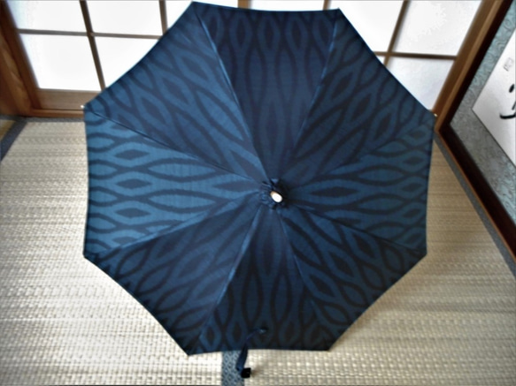 泥大島紬の日傘（傘袋付き） 1枚目の画像