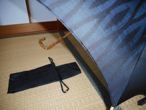 泥大島紬の日傘（傘袋付き） 3枚目の画像