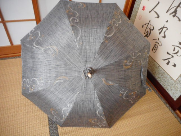 唐草模様・手織り節紬の日傘（傘袋付き） 2枚目の画像