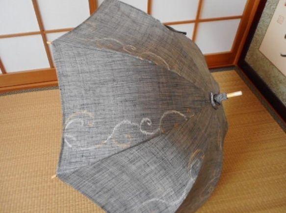 唐草模様・手織り節紬の日傘（傘袋付き） 3枚目の画像