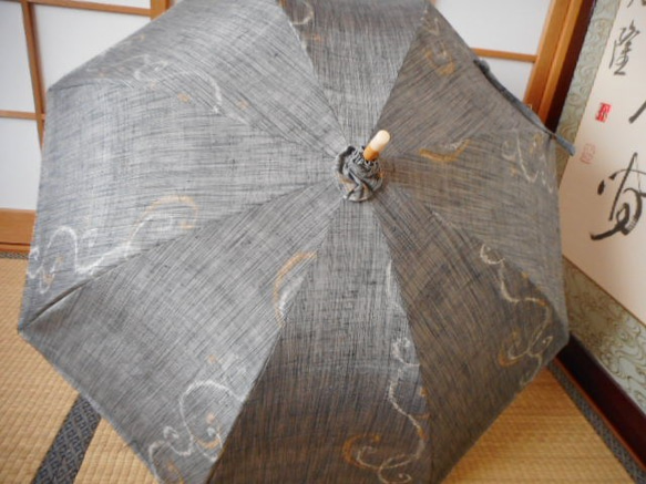唐草模様・手織り節紬の日傘（傘袋付き） 4枚目の画像