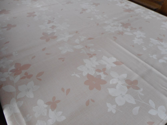 ピンクに花のテーブルクロス（144×137.5） 3枚目の画像