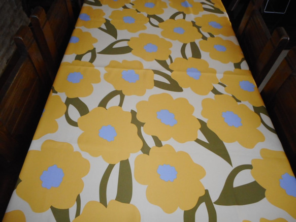 黄色の花模様のテーブルクロス（105×148㎝） 1枚目の画像