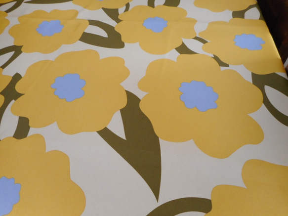 黄色の花模様のテーブルクロス（105×148㎝） 2枚目の画像