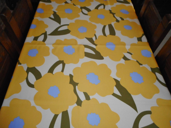 黄色の花模様のテーブルクロス（105×148㎝） 3枚目の画像