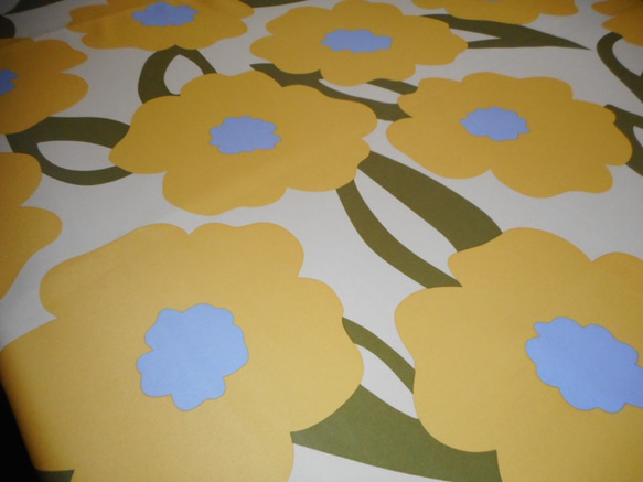 黄色の花模様のテーブルクロス（105×148㎝） 5枚目の画像