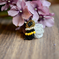 ビーズ刺繍ピンバッジ　Little Queen Bee 3枚目の画像