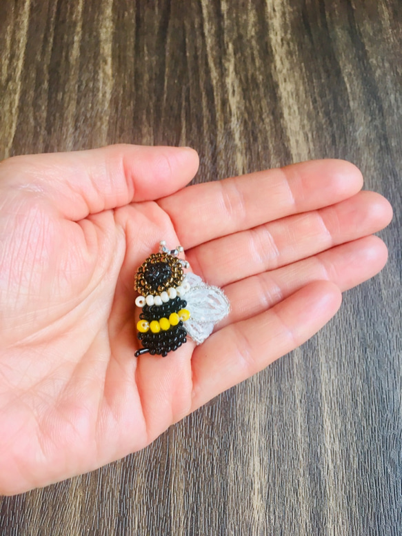 ビーズ刺繍ピンバッジ　Little Queen Bee 5枚目の画像