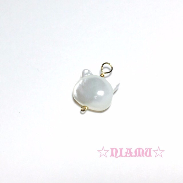 【天然石チャーム】14kgf 白蝶貝AAA　猫シェイプ　1個　ハンドメイド素材 1枚目の画像