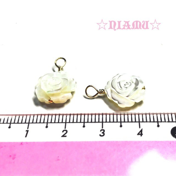 【天然石チャーム】マザーオブパール　薔薇　２個　ハンドメイド素材 3枚目の画像
