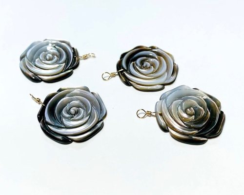 みかづき！ブラックシェル プルメリア ピアス 14kgf 夜桜ピアス シェル&ブラックスピネル 14kgf フラワーピアス