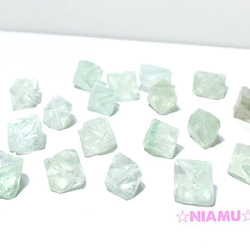 【天然石ビーズ】グリーンフローライト　８面体　6粒　ハンドメイド素材 1枚目の画像