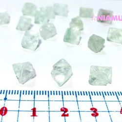 【天然石ビーズ】グリーンフローライト　８面体　6粒　ハンドメイド素材 3枚目の画像