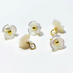 高品質ホワイトシェル（白蝶貝）AAA　フラワー　チャーム　２個　ハンドメイド素材 2枚目の画像