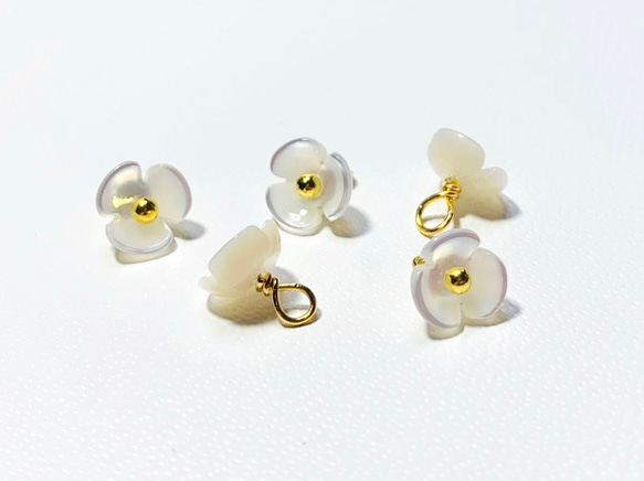 高品質ホワイトシェル（白蝶貝）AAA　フラワー　チャーム　２個　ハンドメイド素材 2枚目の画像