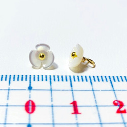 高品質ホワイトシェル（白蝶貝）AAA　フラワー　チャーム　２個　ハンドメイド素材 3枚目の画像