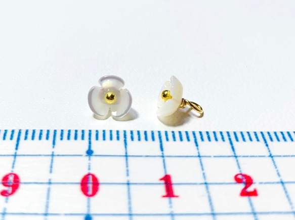 高品質ホワイトシェル（白蝶貝）AAA　フラワー　チャーム　２個　ハンドメイド素材 3枚目の画像