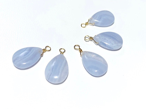 【天然石チャーム】ブルーレースアゲート　２個　ピアス　ハンドメイド素材 1枚目の画像