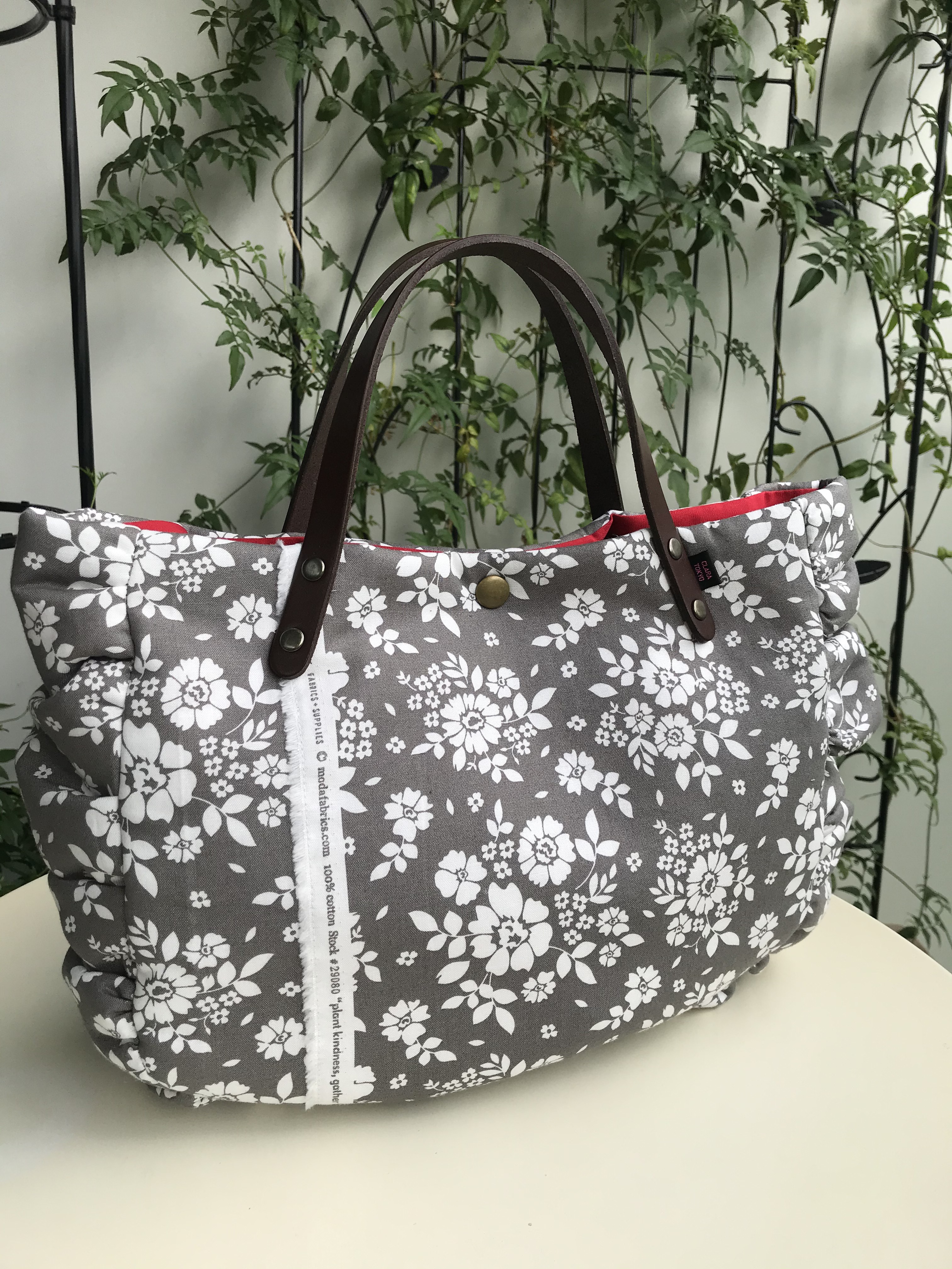 本革持ち手のギャザーバッグ　グレージュ×レッド