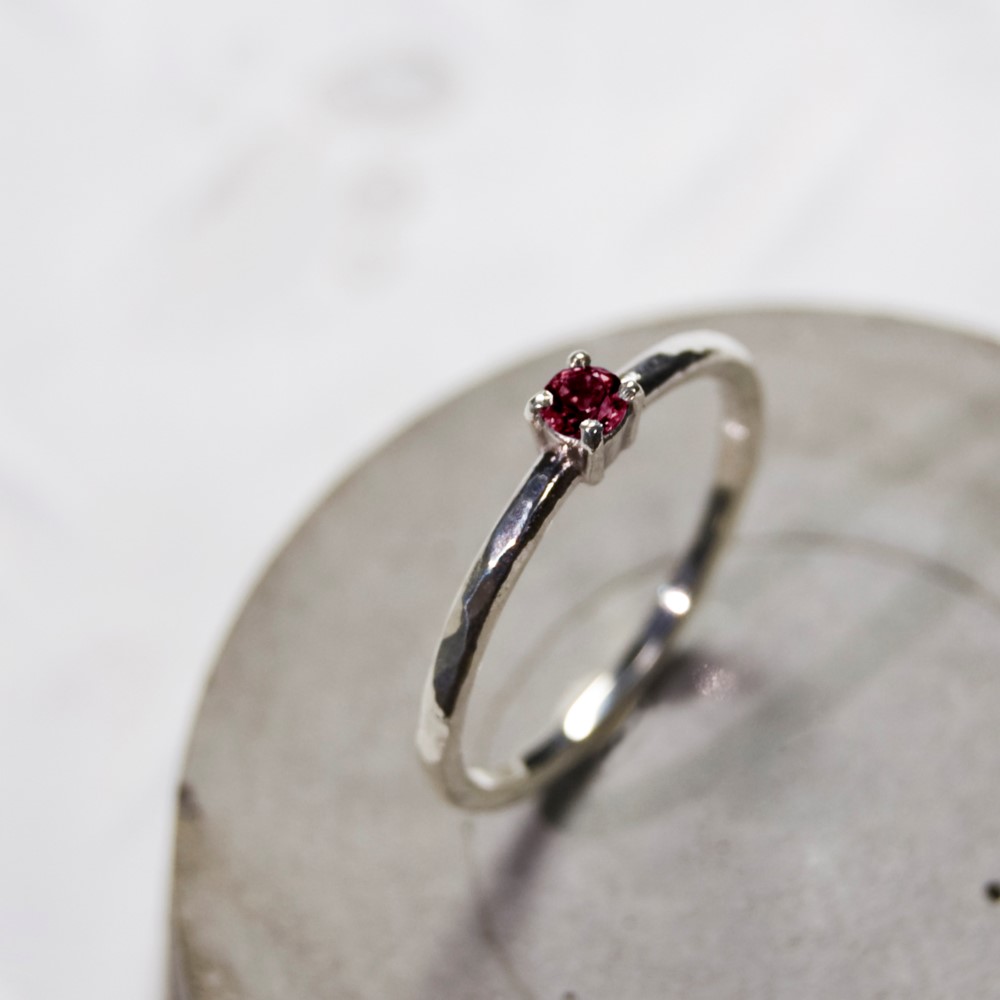 槌目 ロードライトガーネット ラウンド3mm シルバープレーンリング 1.5mm幅 でこぼこ SILVER925｜290