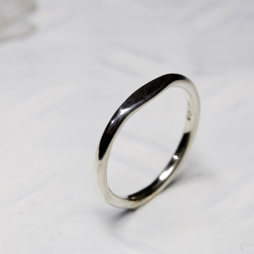 鏡面 シルバーワンポイント槌目プレーンリング 1.8mm幅 ミラー SV950｜316