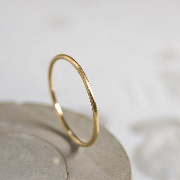 1本でも重ねづけにも可愛いです!!☆18金プレーンリング、マット加工☆