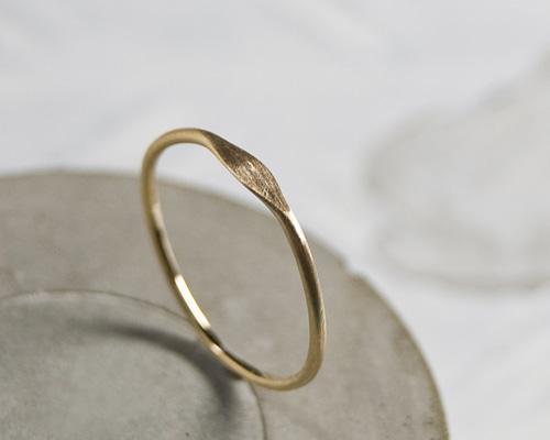 1本でも重ねづけにも可愛いです!!☆18金プレーンリング、マット加工