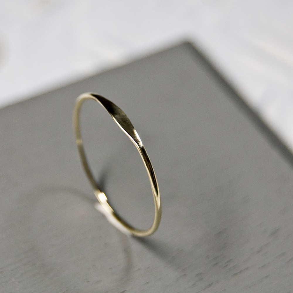 鏡面 K10イエローゴールドワンポイント槌目プレーンリング 0.8mm幅 ミラー｜K10YG RING｜585