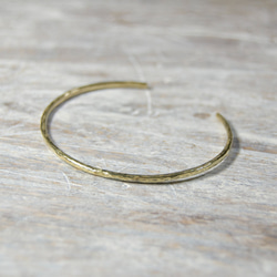 槌目 真鍮プレーンバングル 2.0mm幅 凸凹｜BRASS BANGLE｜591 2枚目の画像