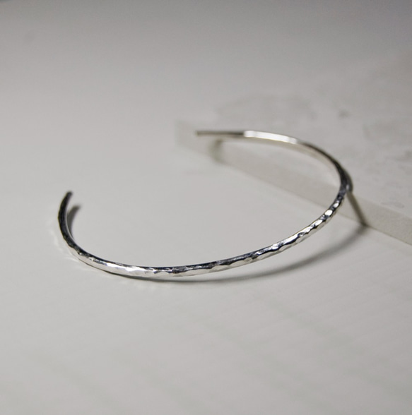 槌目 シルバープレーンバングル 2.0mm幅 凸凹｜SILVER BANGLE｜605 1枚目の画像