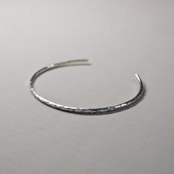 槌目 シルバープレーンバングル 2.0mm幅 凸凹｜SILVER BANGLE｜605 2枚目の画像