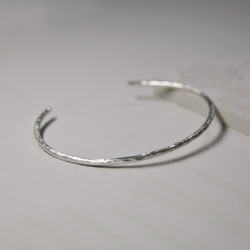 つや消し槌目 シルバープレーンバングル 2.0mm幅 マットハンマー｜SILVER BANGLE｜606 1枚目の画像