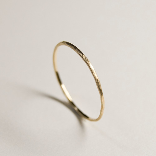 つや消し槌目 K18YGイエローゴールドプレーンリング 0.8mm幅 マット