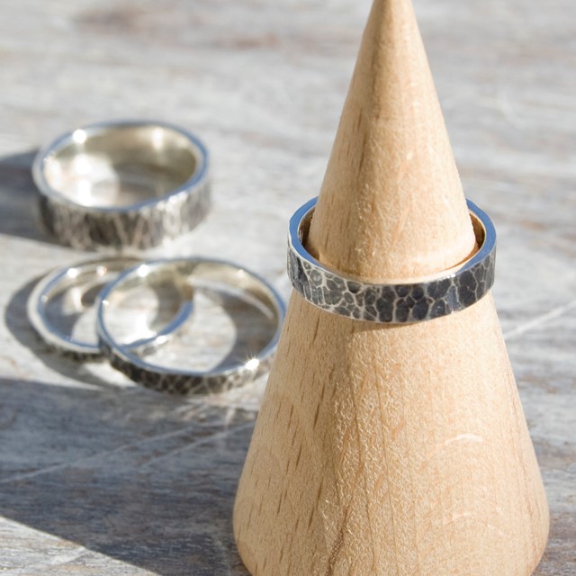 シルバーフラットリング 4.0mm幅 燻し槌目｜FA-181