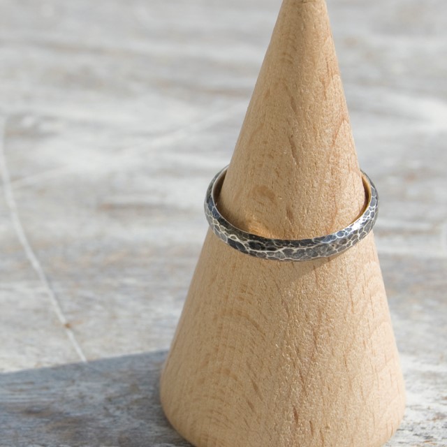 でこぼこ シルバープレーンリング 3.0mm幅 鎚目 燻し シルバー950｜SILVER 指輪 シンプル｜183