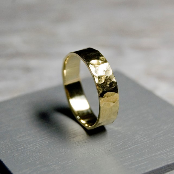 でこぼこ ブラスフラットリング 5.0mm幅 鎚目 真鍮｜BRASS RING 指輪 シンプル アクセサリー｜216 1枚目の画像